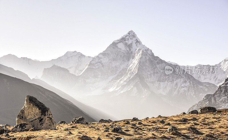 鸟瞰喜马拉雅山，春日美景