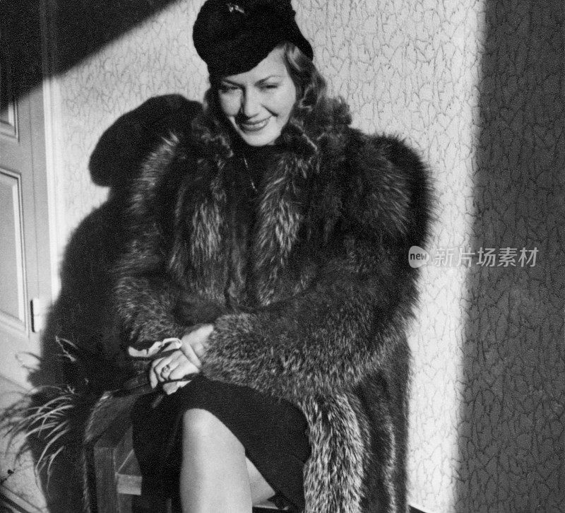 1938年穿着皮草的美丽少女。