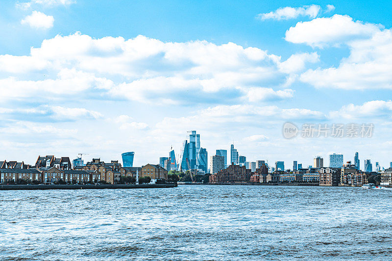 伦敦市内的摩天大楼俯瞰着泰晤士河沿岸的住宅