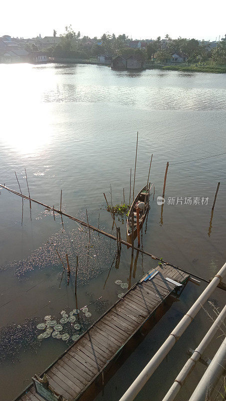 Banjarmasin河上的独木舟