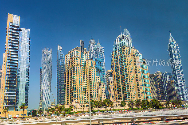 全景迪拜码头在阿联酋，现代摩天大楼和港口，迪拜，阿联酋