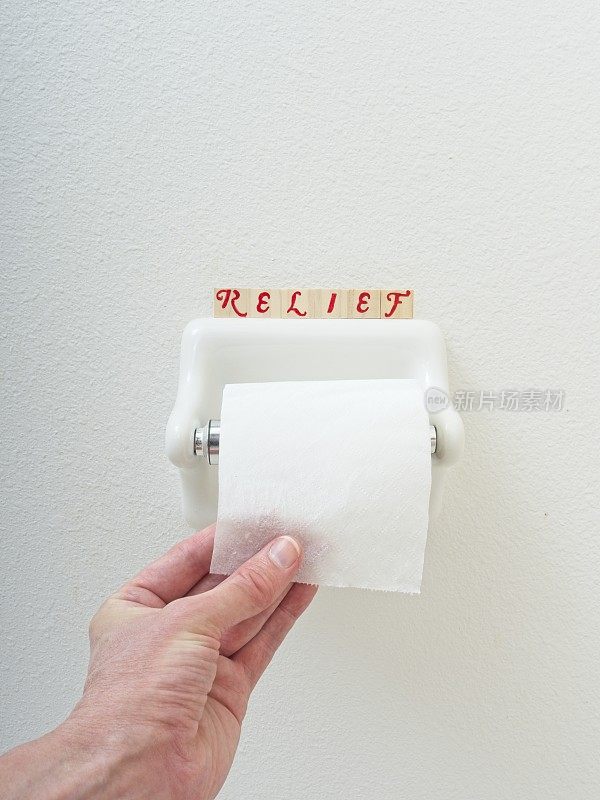 幽默地看着墙上的一卷厕纸，一只手拉开一张纸，纸上写着“浮雕”这个词