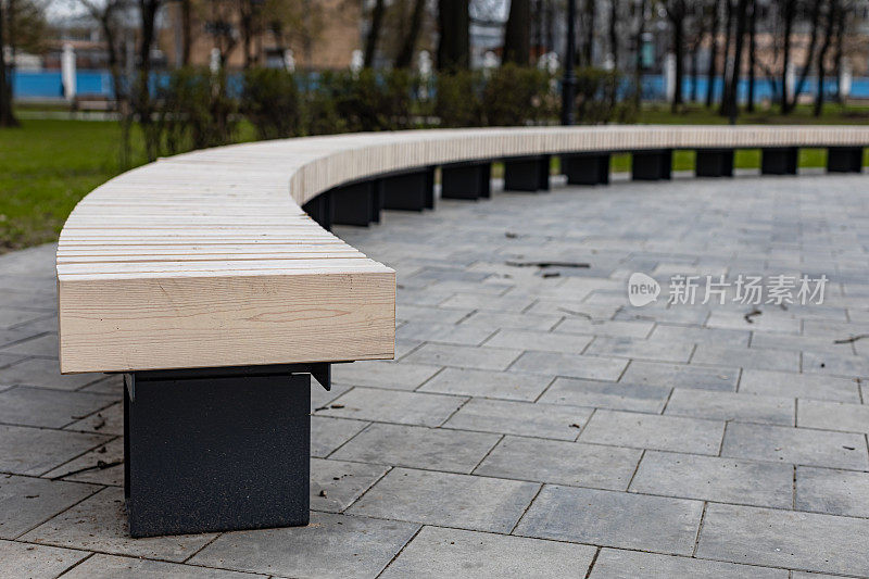 城市公园里的半圆形木凳