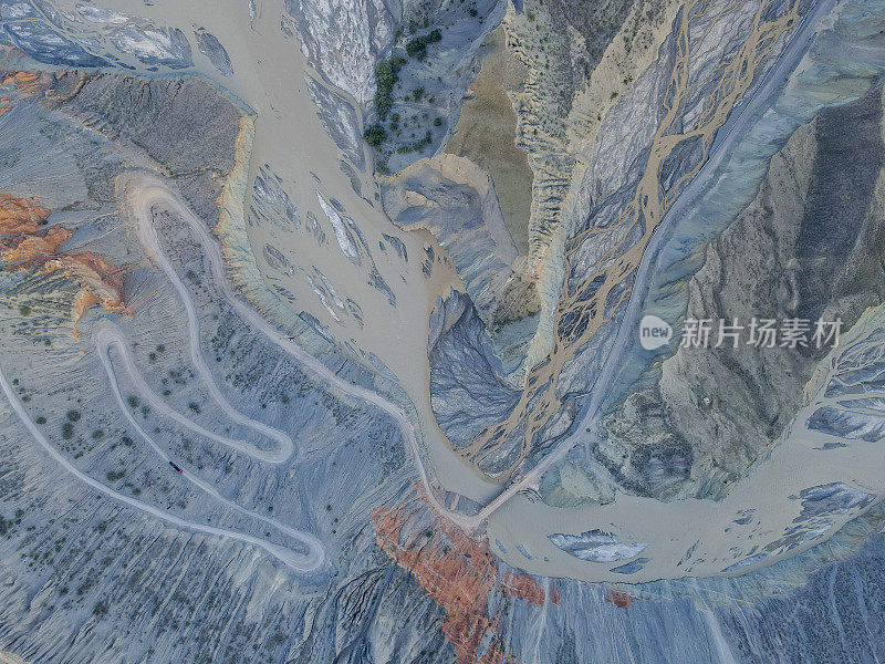 在峡谷和山脉河流流动的空中视图，新疆，中国