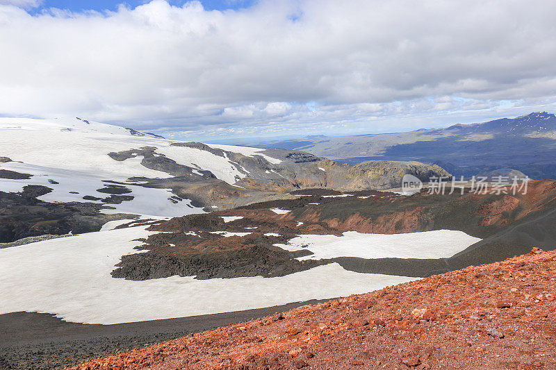 冰岛的红色火山Landmannalaugar山脉的美丽全景，在著名的Laugavegur徒步旅行路线上。