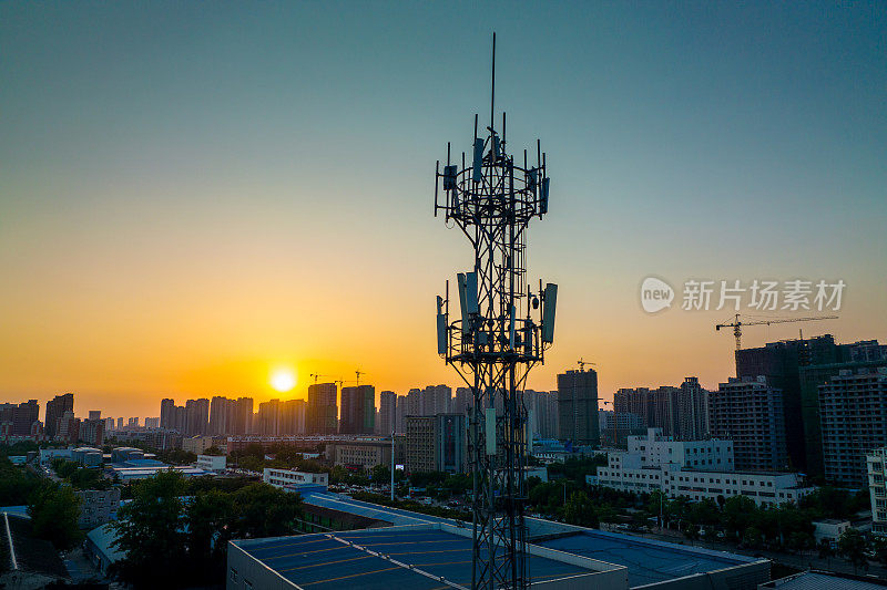 日落时电讯塔的鸟瞰图