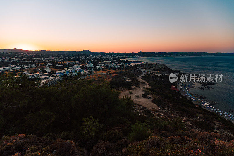 风景摄影，旅行理念。希腊，罗兹，法伊拉基地区照片。水、海和自然在美丽的地方。