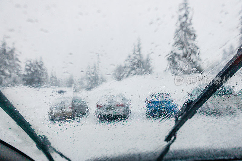 下雪的停车场上的坏天气