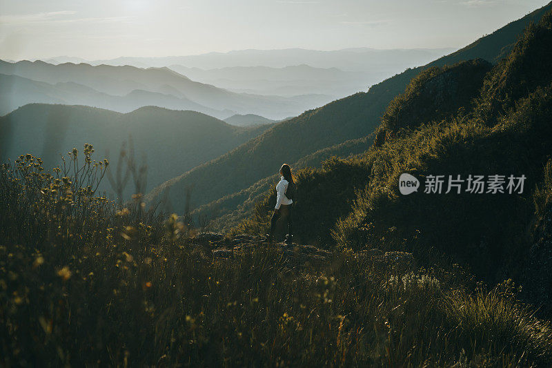 在山谷中欣赏风景的女人