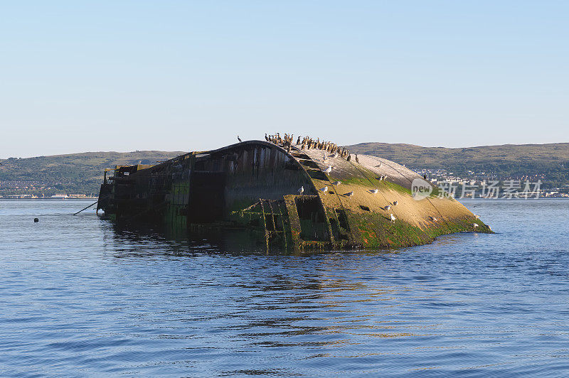 从苏格兰福斯湾俯瞰克莱德河海上失事的糖船