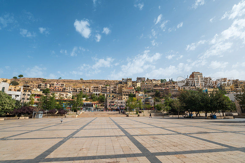 在约旦一个阳光明媚的日子里，从罗马剧院广场看安曼市中心的房子
