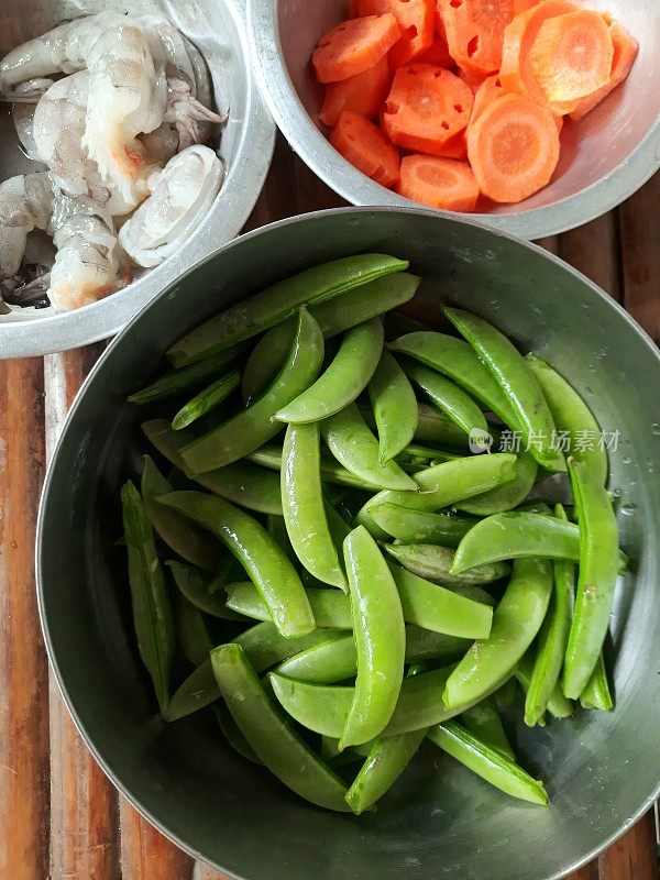 炒青豆拌虾仁——食物准备。