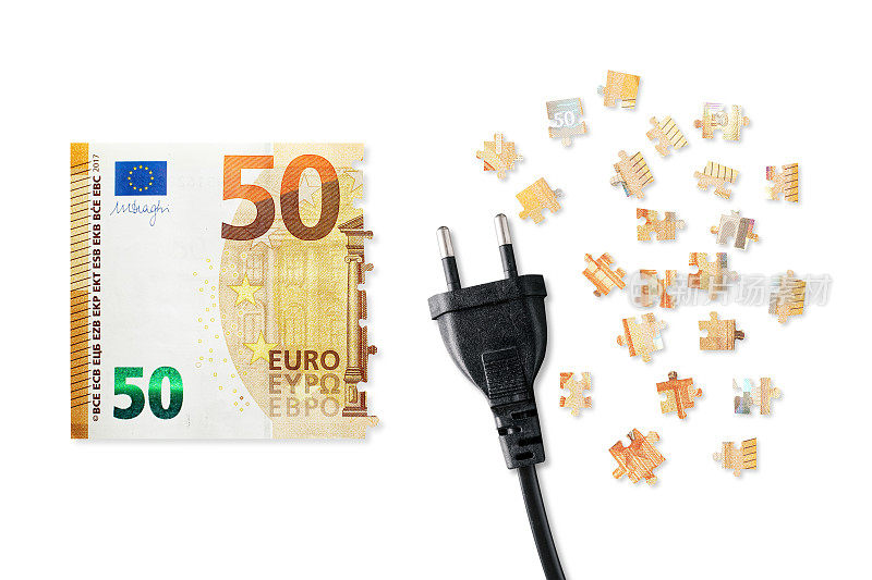 有电源插座的白色背景的欧元纸币。能源危机和昂贵的电力、天然气价格。暖气费、煤气费和电费都很贵
