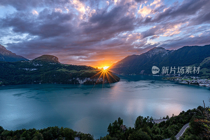 从莫尔沙克看生机勃勃的日落&美丽的瑞士阿尔卑斯山耸立在瑞士卢塞恩湖蓝绿色的水