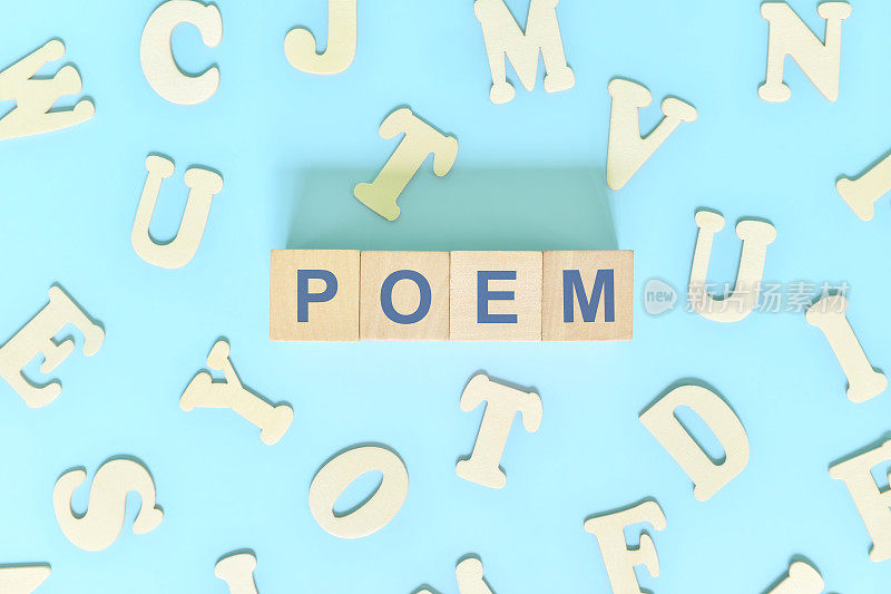 英语文学概念中的诗歌叙事形式。木块排版字平铺在蓝色背景。