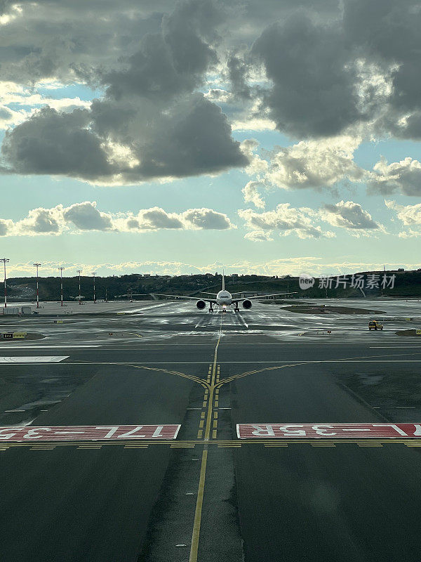 飞机准备拍摄的停机坪角度垂直照片
