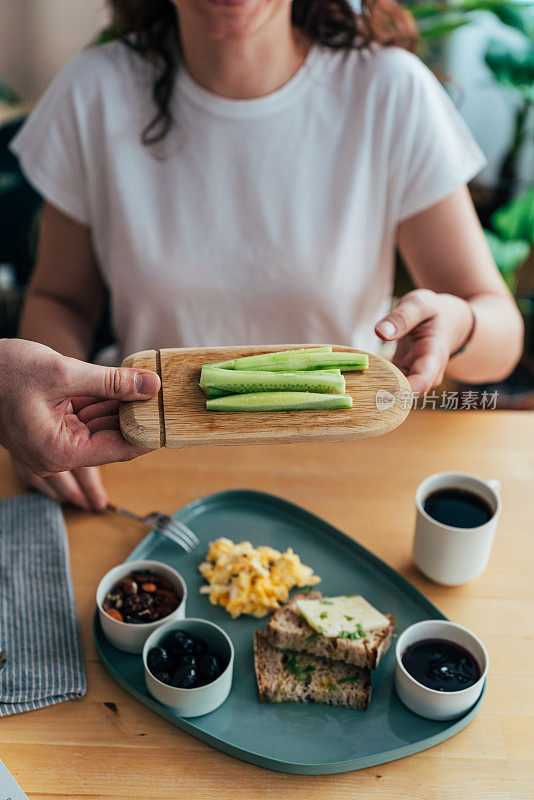 早上在家吃早餐