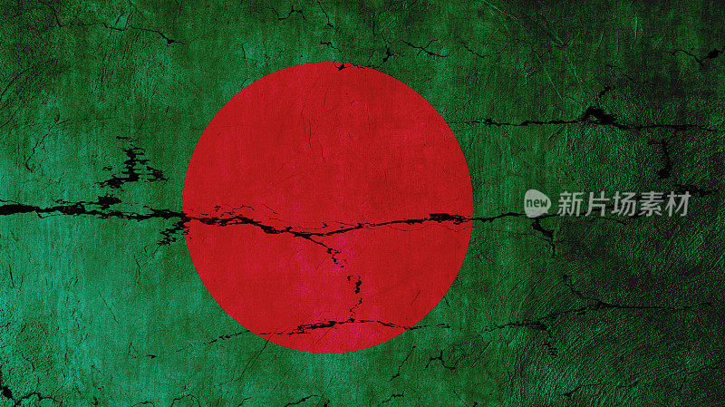 开裂的墙上挂着孟加拉国国旗