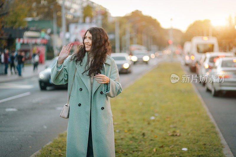 一名年轻女子在交通高峰期过马路