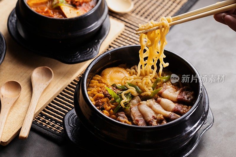 一个人用筷子从黑色盘子里吃中餐的高角度镜头