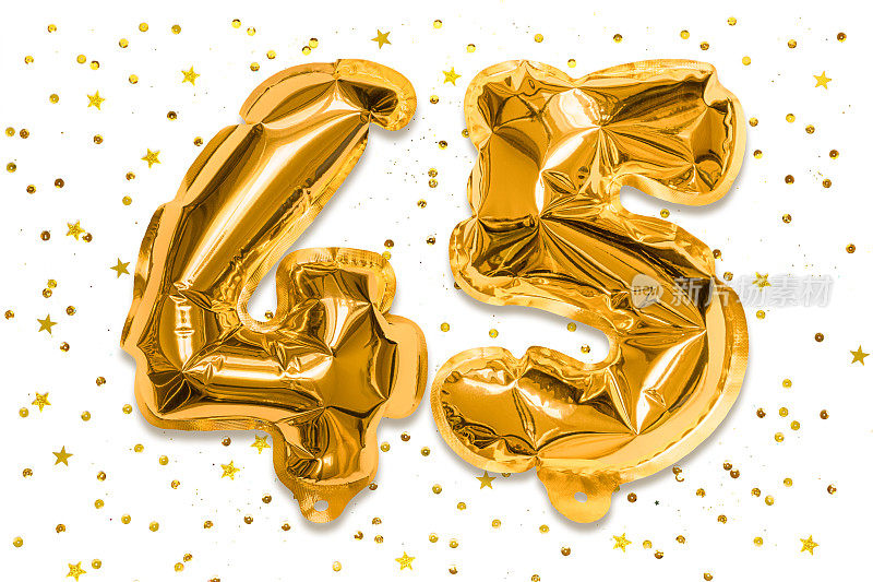 气球的数字由金箔制成，数字45在白色的背景上有亮片。有题词的生日贺卡。周年的概念。