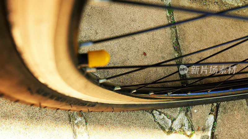 自行车架。特写镜头:自行车前轮，自行车轮胎。循环时间