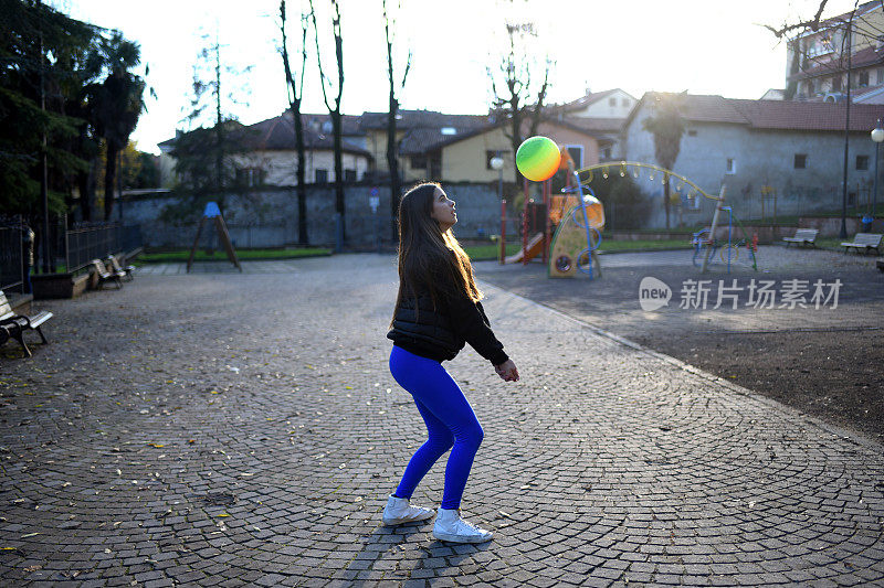 女孩在公园里玩球