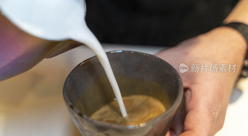 咖啡师制作咖啡杯拉花艺术