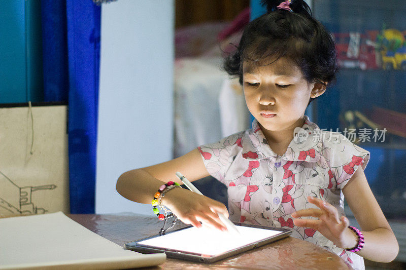 女孩用iPad平板电脑写和画