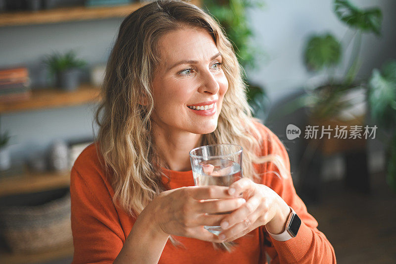 成年女性用玻璃杯喝水