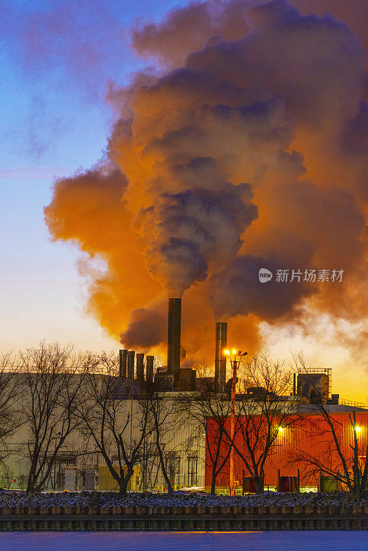 早晨寒冷空气中的工业废气。