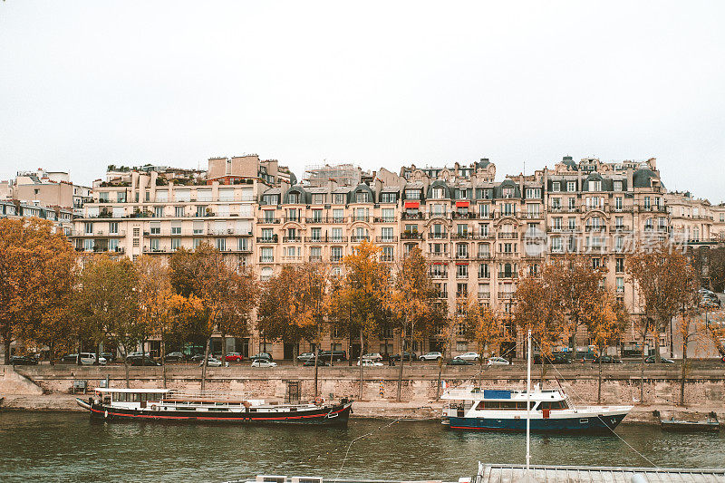 秋天的巴黎。