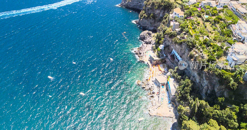 鸟瞰美丽的阿马尔菲海岸在夏季，坎帕尼亚-意大利。