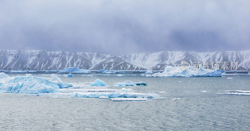 南极雪山岛暴风雪的全景图。