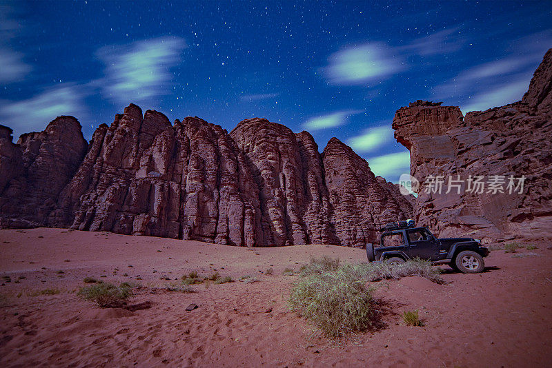 塔布克北部沙漠景观夜景