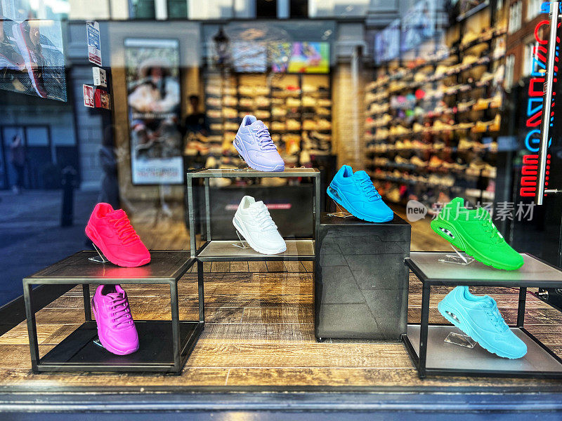 在鞋店的橱窗里有多种颜色的运动鞋