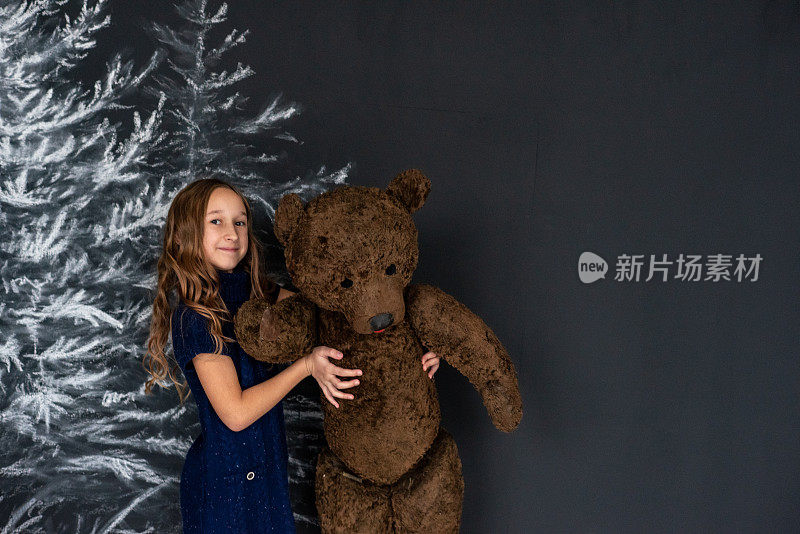 这个女孩手里拿着一只大的交易熊。