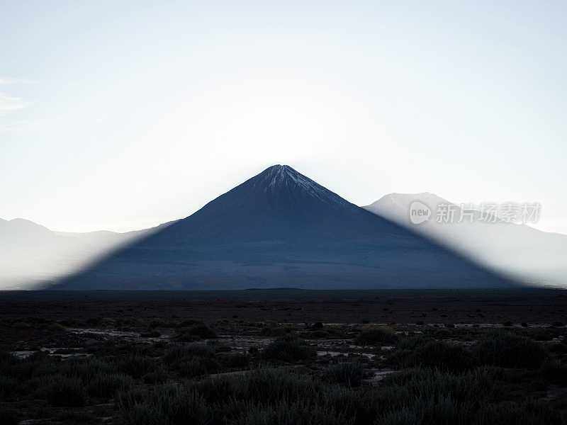景观全景视图利坎卡布尔锥形火山山剪影玻利维亚智利安第斯山脉南美洲