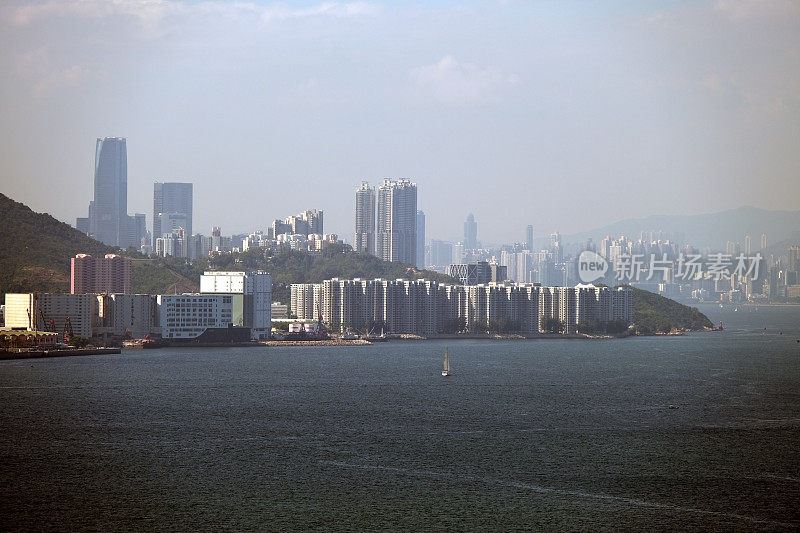 从香港东龙洲岛俯瞰香港天际线