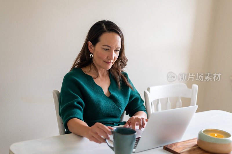 成年妇女参加电子学习班