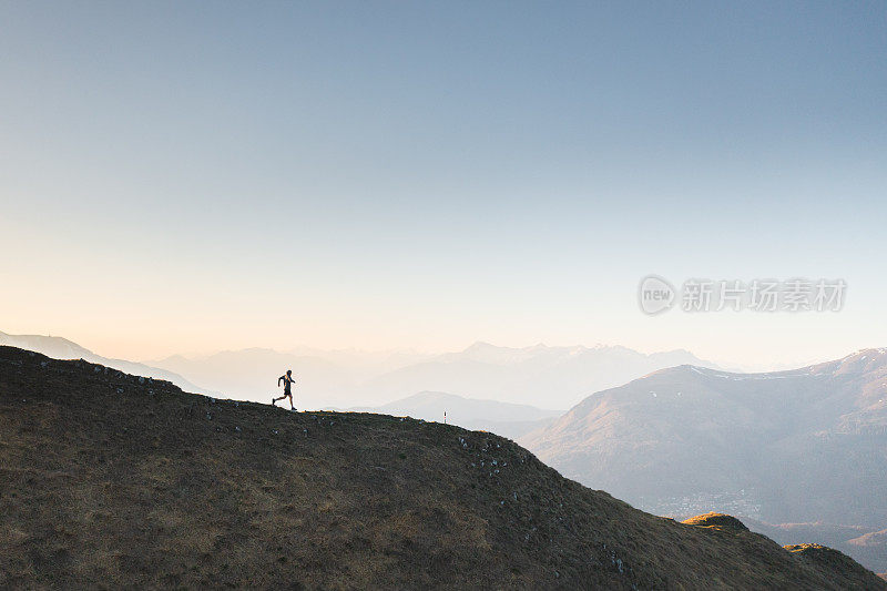 步道跑者攀登山脊的鸟瞰图