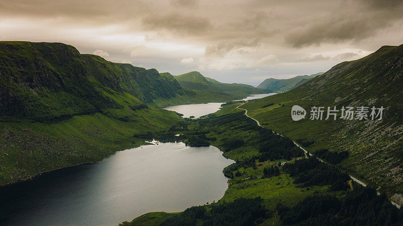 航拍的道路沿风景秀丽的湖泊在挪威的青山