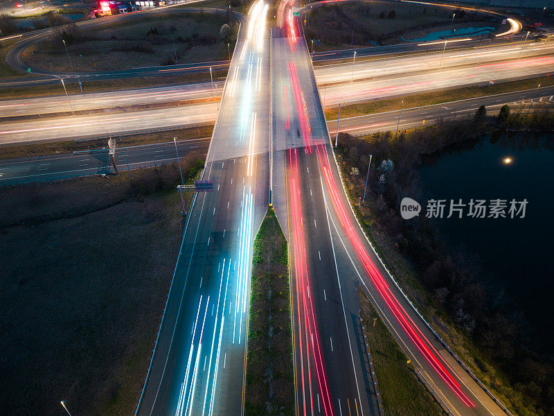 州际间的黄昏-汽车在高速公路上行驶与光的足迹-交织编织-出口