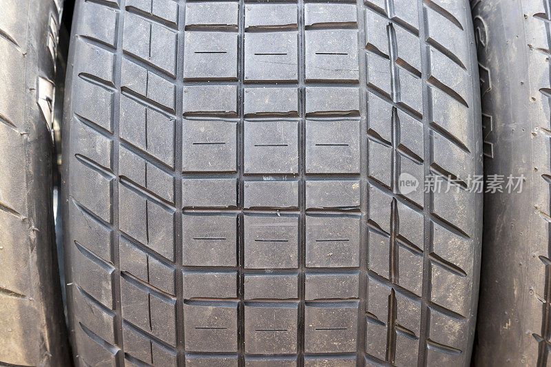 在比赛前的维修区，大型橡胶赛道轮胎的胎面花纹