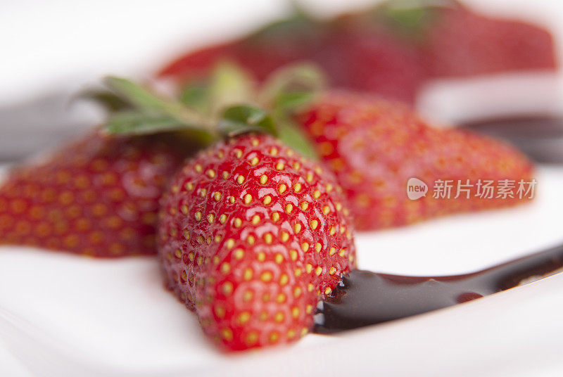 草莓和巧克力放在盘子里