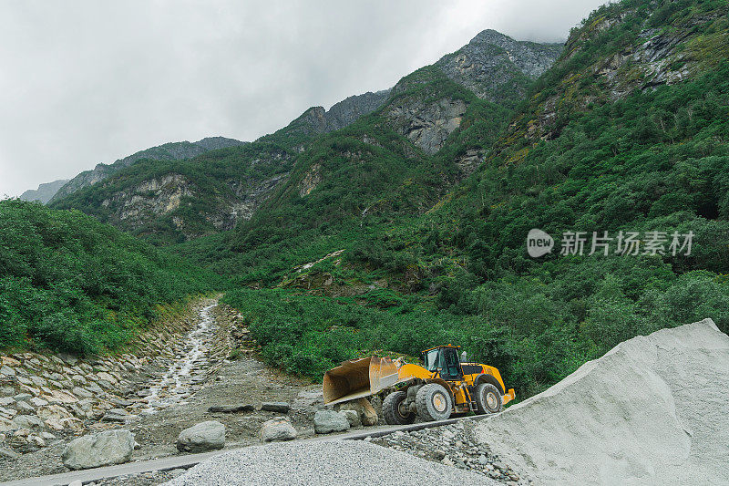 挖掘机在山区现场作业