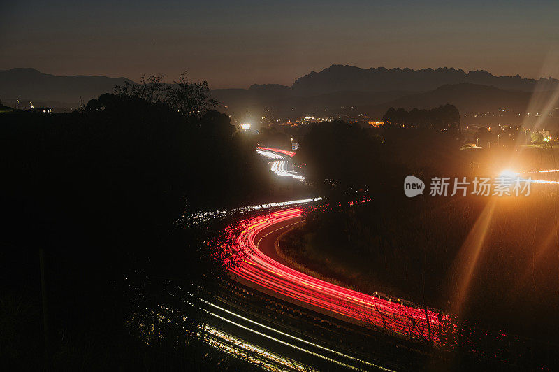 黄昏弯道的高速公路