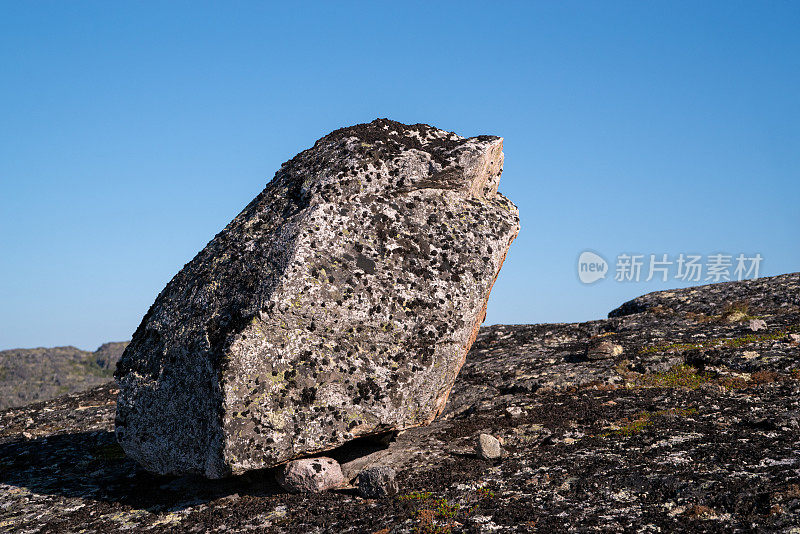 花岗岩板块上的大块岩石长满了地衣