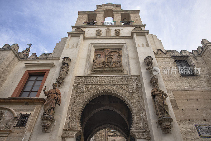 西班牙塞维利亚大教堂大门的正面