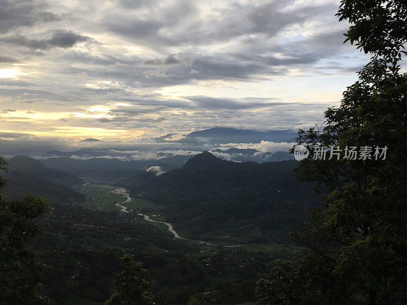 尼泊尔喜马拉雅山脉8月的日落。